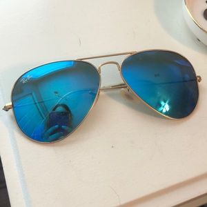 Blue mirrored ray-ban aviators